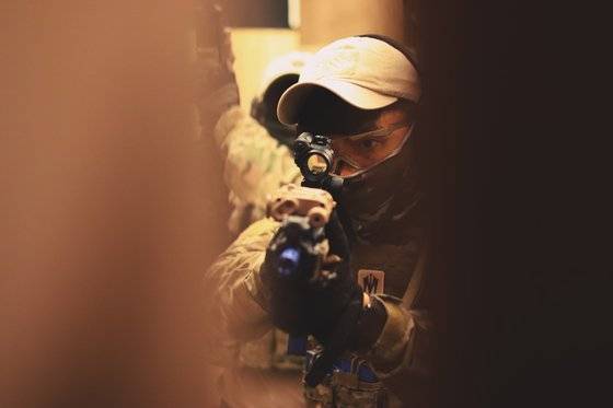 지난달 29일 서울 시내 모처에 마련된 비공개 훈련장. 실내를 수색하며 선두에 선 대원이 총구를 겨누고 접근하는 모습이 문틈 사이로 보인다. 근접전투는 매우 치밀하게 이뤄진다. 좁은 공간에서 발생하는 전투상황은 다양한 돌발상황을 만든다. [사진 박용한]