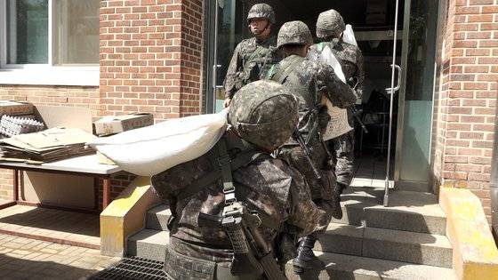 훈련이 끝났지만 꺼낸 물자를 다시 원상복귀해야 한다. 물론 조리병이 직접 한다. 식자재와 취사도구를 정확한 위치에 보관해야 비상 출동시에 즉각 대응이 가능해서다. [영상캡처 = 강대석 기자]