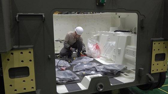 차체가 만들어지면 내부 전기장치 설치 등 내외장제 조립을 시작한다. [영상캡처=강대석 기자]