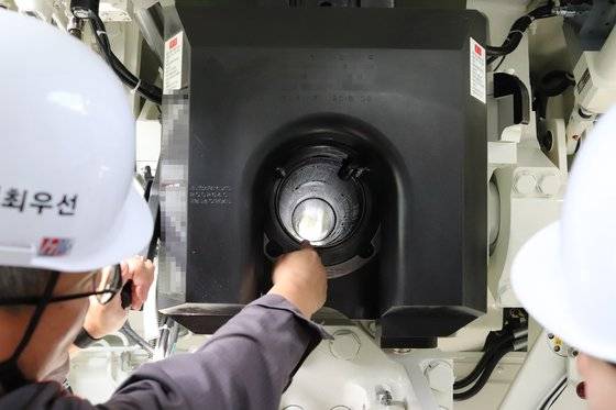 성능시험장에서 총 115가지 확인절차를 거친다. 포구를 통해 자주포 밖이 보인다. [사진 박용한]