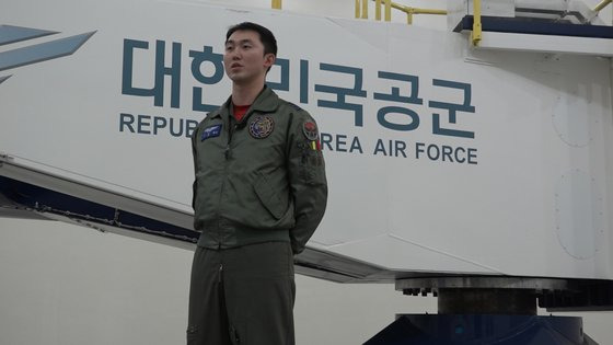 KF-16 전투기 조종사 이상철 대위는 ’대부분 임무는 6G 상황, 공대공 임무는 9G 상황에 직면한다“며 조종사 어려움을 토로했다. [영상캡처 공성룡 기자]