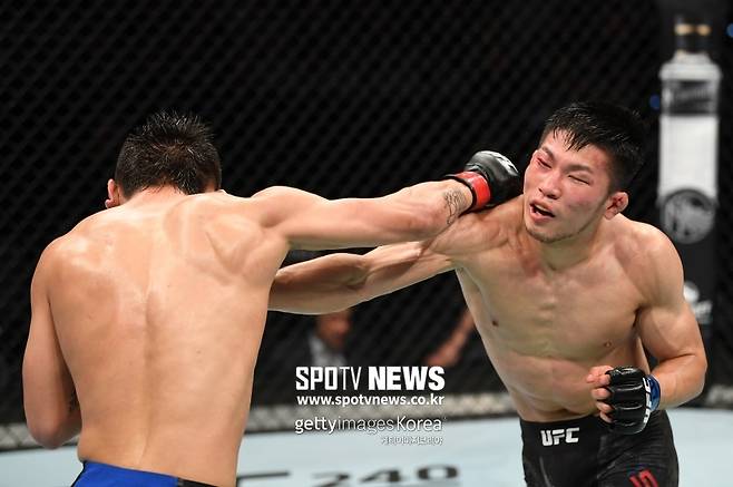 ▲ 손진수는 마리오 바티스타와 일진일퇴 공방전을 펼쳤으나 0-3으로 판정패했다. UFC 온 ESPN 4 경기 하이라이트는 스포티비나우(www.spotvnow.co.kr)에서 볼 수 있다.