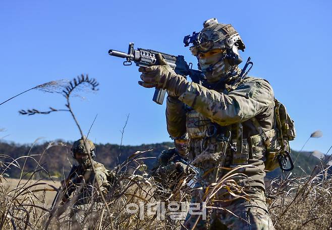 2018년 하반기 전술종합훈련에서 공정통제사 요원들이 적 후방 침투 후 수색정찰을 하고 있다. [사진=공군]