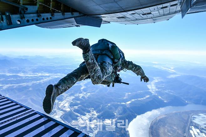 2018년 하반기 전술종합훈련에서 공정통제사 요원이 항공기에서 뛰어 내리고 있다. [사진=공군]