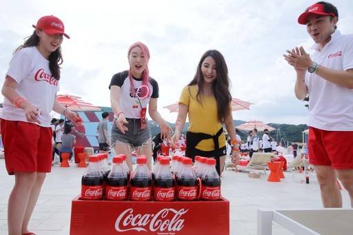 지난 19일, 경기도 가평에서 코카-콜라의 첫번째 썸머 트립인 ‘코-크 풀 시네마 파티’ 참가자들이 코카-콜라 보틀을 활용하여 미니 게임을 즐기며 즐거운 시간을 보내고 있다. 사진=코카-콜라 제공