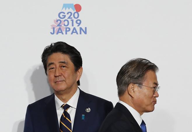 아베 신조(왼쪽) 일본 총리와 문재인 대통령.  (사진=AFP)