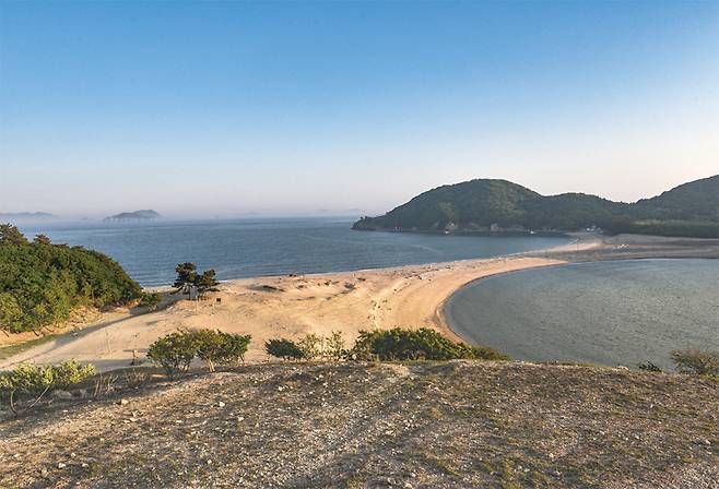동섬에서 내려다본 목기미해수욕장. 건너편이 서섬이다
