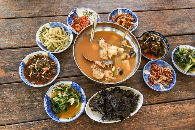 섬에서의 한 끼는 선택이 아닌 필수다