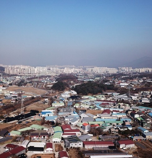 연말부터 3기 신도시 토지보상금으로 30조원이 넘는 돈이 풀릴 전망이다. 땅값 상승이 집값 상승으로 이어지는 불의 고리가 재현될 전망이다. 사진은 3기 신도시로 지정된 하남 교산동 일대 전경.<연합뉴스>