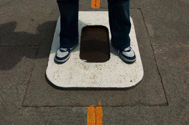 에콰도르 키토의 적도에 서서 ©게티이미지뱅크