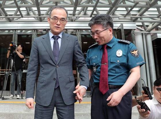 문무일 검찰총장과 민갑룡 경찰청장이 23일 오전 서울 서대문구 경찰청에서 기념촬영을 하기 위해 손을 맞잡고 있다. [뉴스1]