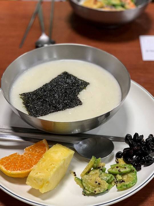 아침 식사로 나온 잣죽. 절에서는 장을 편안하게 해주는 죽 공양을 많이 한다.