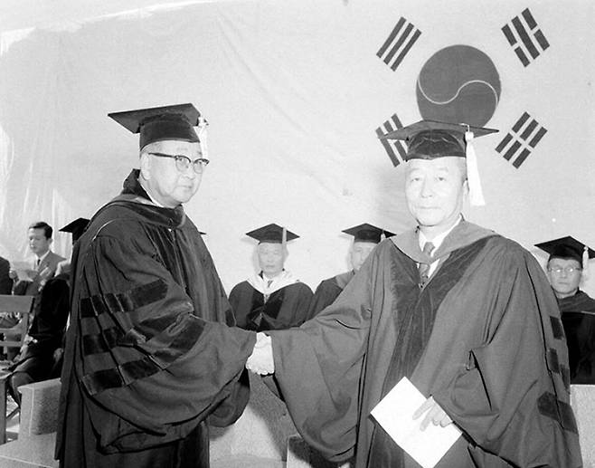 ▲ 1965년 고려대 총장 이임식장 유진오 (오른쪽) 출처: 국가기록원