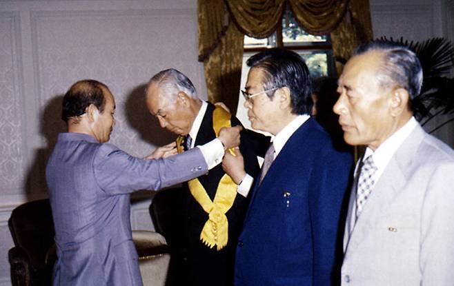 ▲ 1981년 전두환 전 대통령에게 서훈 받는 이호 (왼쪽 두번째 고개숙인 이) 출처: 국가기록원