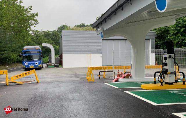 현재 구축중인 양재 수소충전소 내 전기차 충전소 현장. 수소시내버스가 수소충전소에서 충전중인 모습도 보인다. (사진=지디넷코리아)