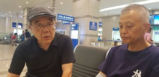 노모어 왜란 실행위원회 대표인 가와모토 요시아키씨(왼쪽)와 사무국장인 주문홍 목사(오른쪽)가 지난 23일 부산항에서 이야기를 나누고 있다. 이은지 기자