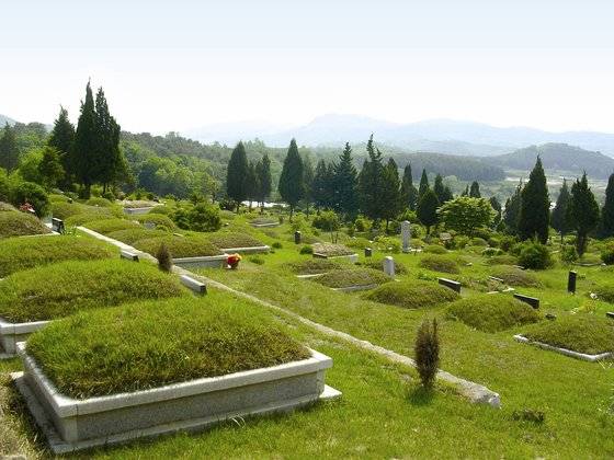 사진은 국내의 한 추모공원의 모습. 우리나라의 추모 시설은 대부분 산에 위치해있다. 빈의 중앙묘지는 이와 다르게 누구나 편하게 오갈 수 있는 곳에 있었고, 숲과도 조화로운 모습이었다. [중앙포토]