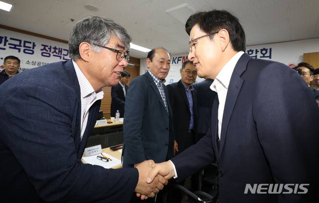 【서울=뉴시스】박미소 기자 = 황교안 자유한국당 대표가 24일 오전 서울 동작구 소상공인연합회에서 열린 '소상공인연합회 자유한국당 정책간담회'에서 소상공인연합회원과 악수를 하고 있다. 2019.07.24.  misocamera@newsis.com