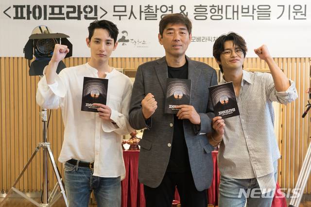 왼쪽부터 이수혁, 유하 감독, 서인국