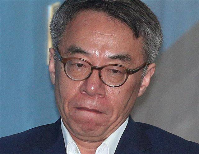 임종헌 전 법원행정처 차장 ‘법정으로’ - ‘사법행정권 남용’ 혐의를 받고 있는 임종헌 전 법원행정처 차장이 30일 오전 서울 서초구 서울중앙지방법원에서 열린 직권남용권리행사방해 등 공판에 출석하고 있다. 2019.4.30/뉴스1