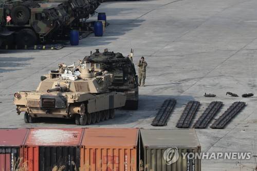 전차 정비하는 주한미군 (동두천=연합뉴스) 임병식 기자 = 13일 경기도 동두천시 캠프 케이시에서 주한미군이 M1 전차의 무한궤도를 정비하고 있다.       지난 10일 제10차 주한미군 방위비 분담금 특별협정문에 가서명한 지 불과 이틀만에 도널드 트럼프 미국 대통령이 주한미군 방위비 분담금 인상을 다시 압박하면서 상반기에 시작될 새 협정 체결을 위한 협상에서 진통이 예상되고 있다. 2019.2.13 andphotodo@yna.co.kr