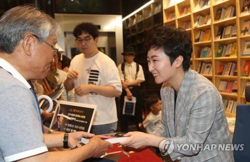 이언주 의원 부산 사인회 (부산=연합뉴스) 조정호 기자 = 무소속 이언주 의원이 25일 오후 부산 서면 영광도서에서 열린 '나는 왜 싸우는가' 저자 사인회에 참석, 독자에게 사인을 해주고 있다. 2019.7.25 ccho@yna.co.kr