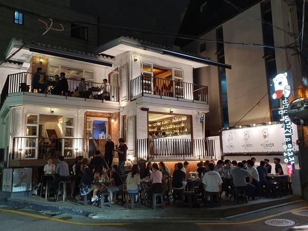 서울 압구정 로데오거리 한복판에 있는 백곰막걸리 신사본점의 야경. /백곰막걸리 제공