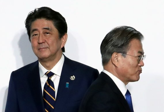지난달 일본 오사카에서 열린 G20 정상회의 공식환영식에서 만났던 문재인 대통령과 아베 신조 총리. 뉴시스