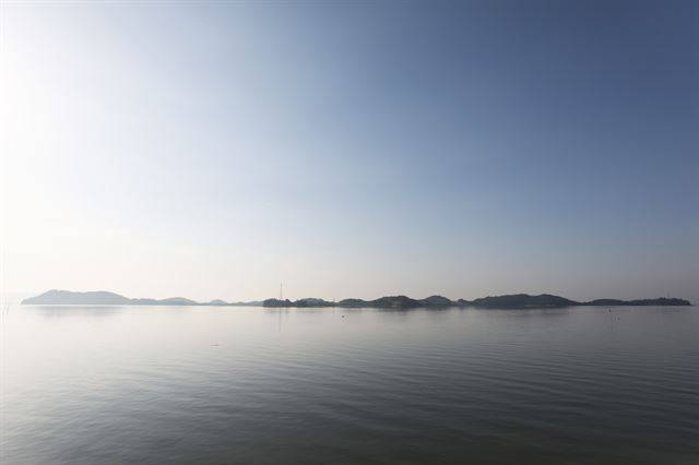 높지 않은 섬이 노루 다리처럼 길쭉하게 뻗어 있다.