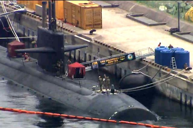 미국의 로스앤젤레스급 핵잠수함 오클라호마시티함이 25일 부산항에 입항했다. SBS 화면 캡처.