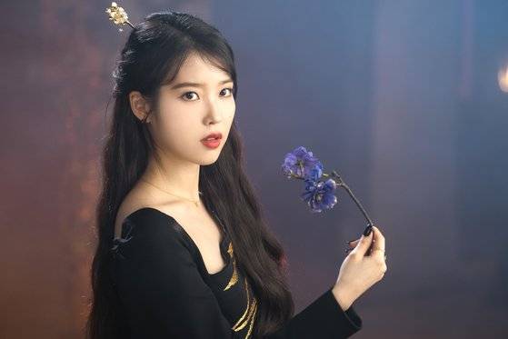 드라마 ‘호텔 델루나’에서 천년 넘게 귀신 전용 호텔을 운영 중인 사장 장만월 역을 맡은 이지은과 총지배인 구찬성 역의 여진구(사진 아래). 현대와 과거를 오가며 화려한 볼거리를 자랑한다. [사진 tvN]