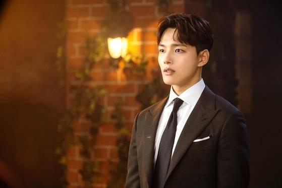 드라마 ‘호텔 델루나’에서 천년 넘게 귀신 전용 호텔을 운영 중인 사장 장만월 역을 맡은 이지은(사진 위)과 총지배인 구찬성 역의 여진구. 현대와 과거를 오가며 화려한 볼거리를 자랑한다. [사진 tvN]