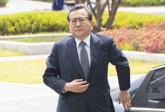 건설업자 윤중천씨 등에게서 금품과 향응을 제공받은 정황과 성범죄 의혹을 받는 김학의 전 법무부 차관이 피의자 신분으로 조사를 받기 위해 12일 송파구 서울동부지검으로 들어서고 있다. [연합뉴스]