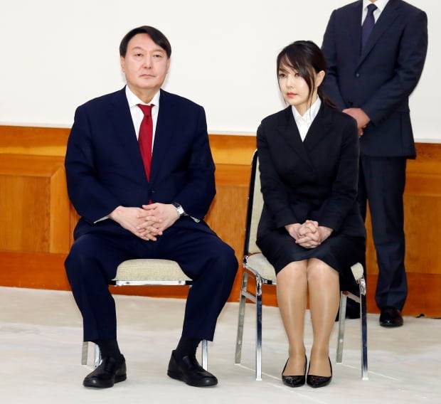 윤석열 신임 검찰총장(왼쪽)과 부인 김건희 씨가 25일 오전 청와대에서 열린 임명장 수여식에 자리하고 있다. /사진=연합뉴스