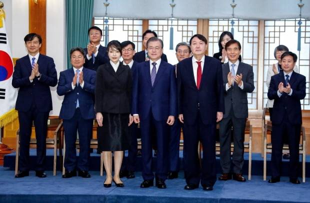 문재인 대통령이 25일 오전 청와대에서 윤석열 신임 검찰총장에게 임명장을 수여한 뒤 부인 김건희 씨 등과 함께 기념촬영을 하고 있다./사진=연합뉴스