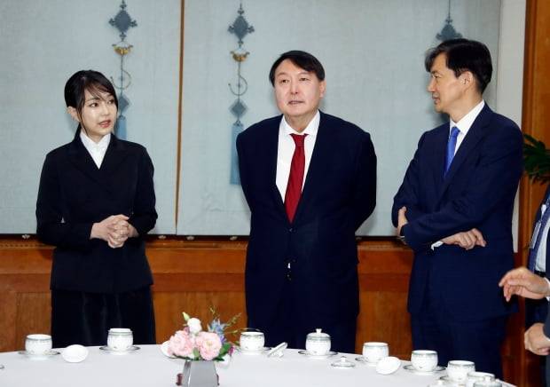 얘기 나누는 윤석열 검찰총부부와 조국 민정수석 (사진=연합뉴스)