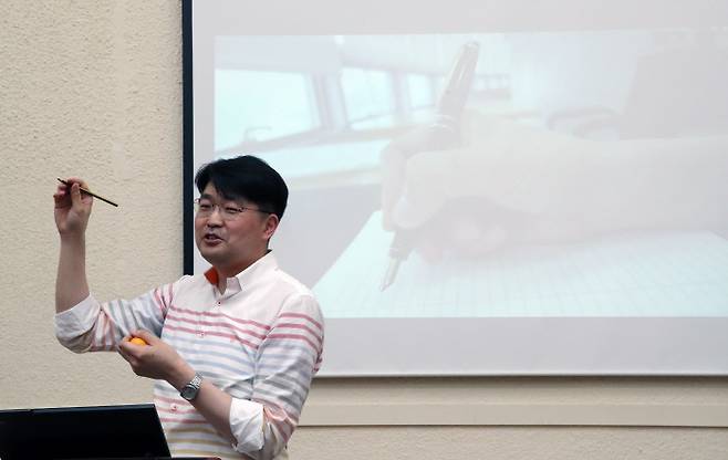 지난 16일 서울 중구 경향신문 사옥에서 열린 ‘인생수업 : 글씨 콤플렉스 벗어나는 법’ 강연에서 이병대 한글필기체연구소장이 펜을 쥐는 방법에 대해 설명하고 있다. 김정근 선임기자
