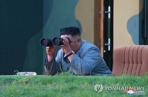 김정은, '위력시위사격' 지휘 (평양 조선중앙통신=연합뉴스) 김정은 북한 국무위원장이 한미 군사연습과 남측의 신형군사장비 도입에 반발해 지난 25일 신형전술유도무기의 '위력시위사격'을 직접 조직, 지휘했다고 조선중앙통신이 26일 보도했다. 2019.7.26       [국내에서만 사용가능. 재배포 금지. For Use Only in the Republic of Korea. No Redistribution] photo@yna.co.kr