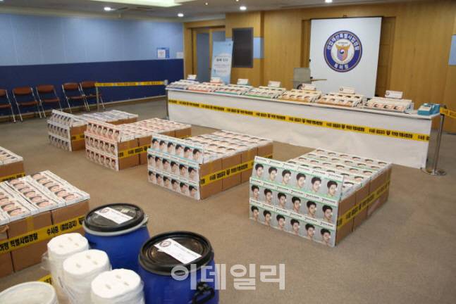 지난 18일 특허청 특별사법경찰이 압수된 위조 ‘송중기 마스크팩’. 적발된 업자들은 OEM 계약이 끝난 뒤에도 제품을 판매해오다 덜미를 잡혔다. (사진=특허청)