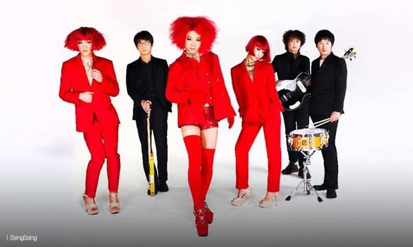 민요록밴드 씽씽의 전 멤버들. 이희문을 프런트맨으로 타악 전공 출신의 남자 소리꾼 신승태, 전통뮤지컬을 전공한 소리꾼 추다혜, 기타 이태원, 드러머 이철희, 어어부 밴드 멤버이자 영화 음악 감독인 베이시스트 장영규가 모였다. 최고의 프로페셔널.