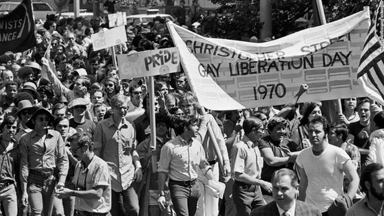 1969년 스톤월 항쟁을 기념하기 위해 1970년 처음으로 프라이드 퍼레이드가 열렸다. [CNN]