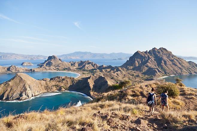 인도네시아 코모도 국립공원은 26개 섬으로 이뤄졌다. 2020년 한 해 동안 가장 큰 섬 '코모도'가 폐쇄되지만 다른 섬은 갈 수 있다. 사진은 하이킹 코스로 인기인 파다르 섬. 남쪽 정상부에 오르면 색깔이 다른 해변 3개가 한눈에 들어온다. 최승표 기자