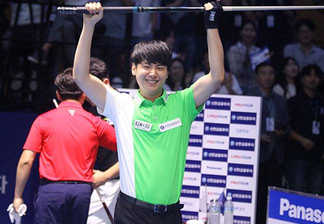 신정주가 우승을 확정한 후 신정주가 큐를 들고 환호하고 있다.