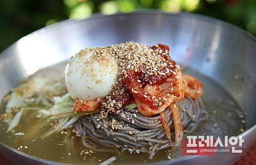 ▲'평화막국수'는 3대째 56년 넘게 이어져 내려오는 전통답게 독특한 맛과 함께 미식가들 사이에 맛집으로 널리 알려져 있다. ⓒ프레시안(전형준)