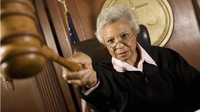 사회는 판사들에게 공정함과 원칙적인 법 적용을 기대한다