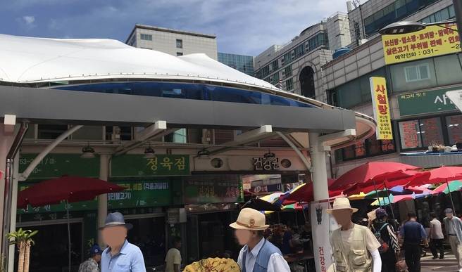 7월19일 낮 찾은 모란시장의 한 골목에 ‘육견’ 판매점포와 건강원들이 늘어서 있다.