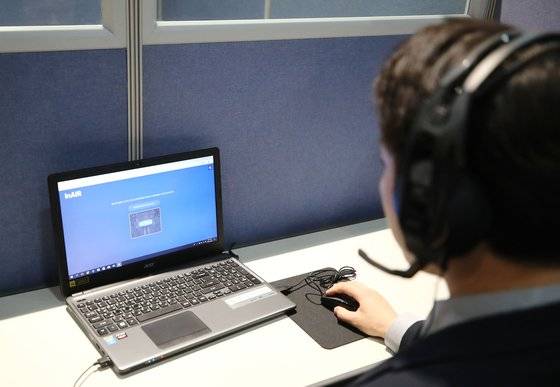 지난 4월 서울 서대문구 연세대학교에서 과학기술정보통신부 주최, 과학기술일자리진흥원 주관으로 열린 2019년도 청년TLO(기술이전 전담인력) 발대식에 전시된 AI(인공지능) 면접 프로그램을 관계자가 시연하고 있다. [연합뉴스]