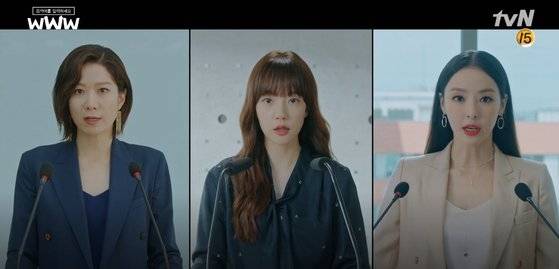 tvN '검블유' 마지막화에서 포털 윤리강령을 발표하며 정부의 포털 사용자 개인정보 열람에 반대하는 송가경(전혜진), 배타미(임수정), 차현(이다희) [사진 tvN]