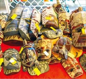 이국적인 문양의 푸낭가 마켓 수공예품