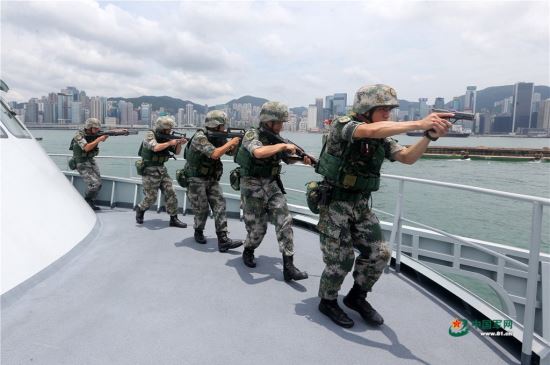 중국 인민해방군이 최근 홍콩을 배경으로 훈련을 하는 모습. 연합